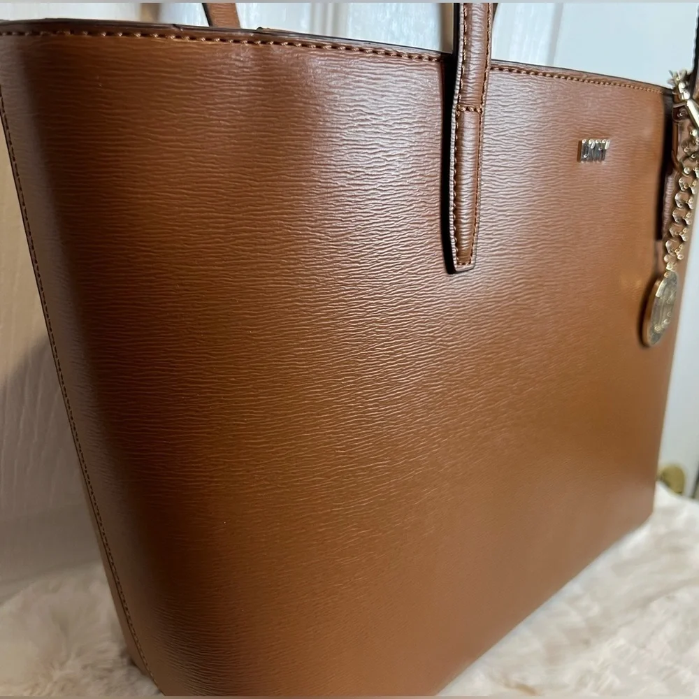 DKNY BRYANT MEDIUM TOTE - Picture 4 of 15